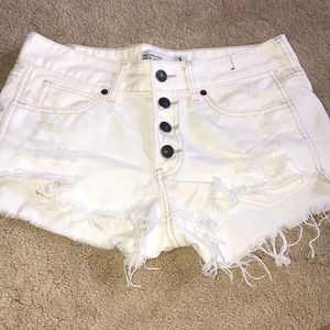 ABERCROMBIE LOW RISE WHITE SHORTS